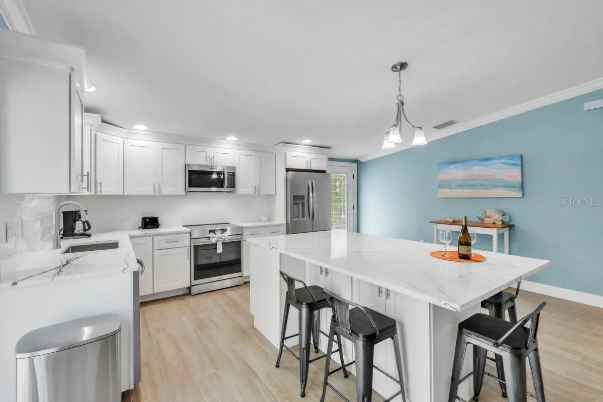 Light and bright kitchen w/ deluxe kitchen island w/ seating and storage