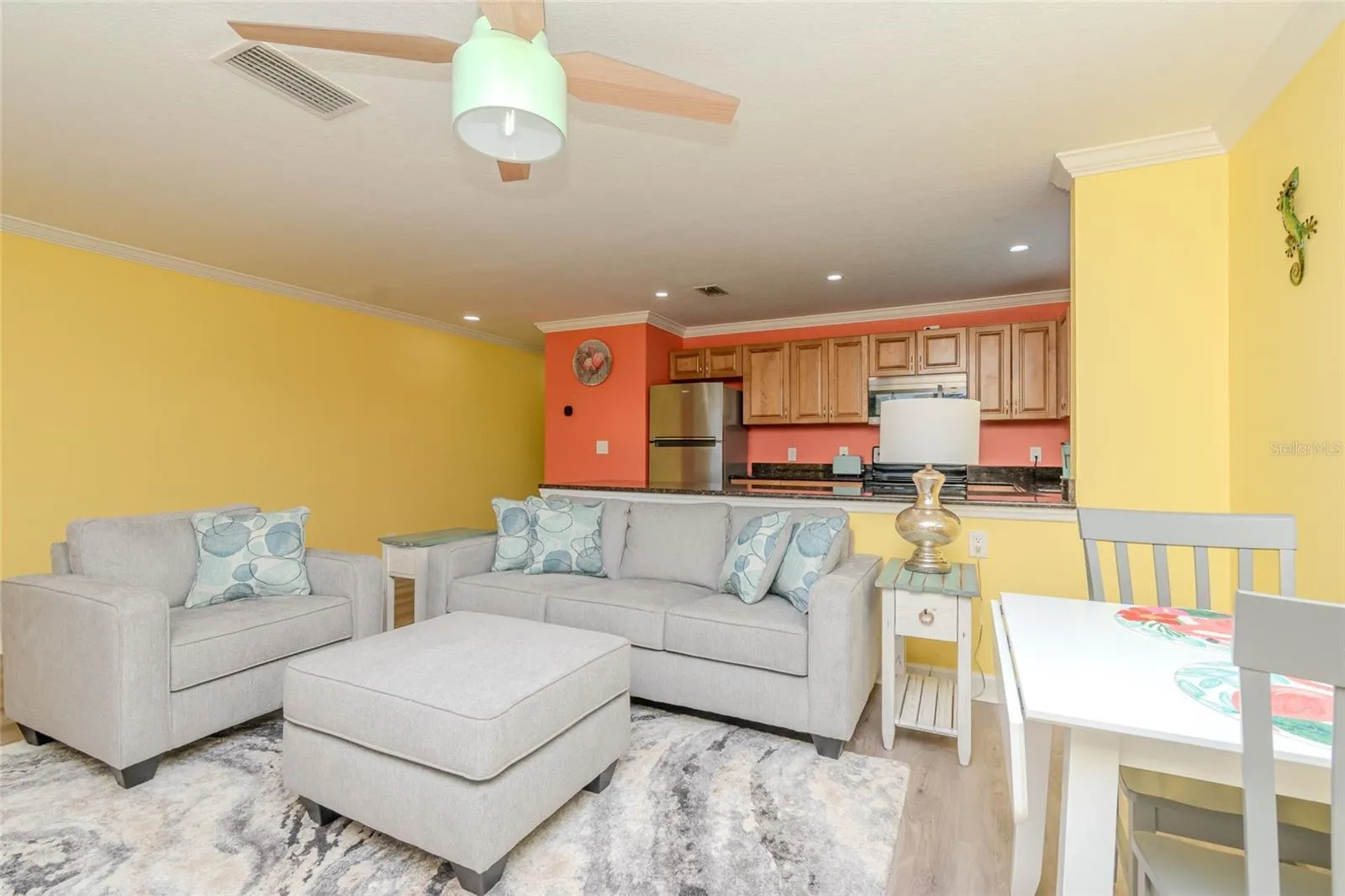 SPACIOUS OPEN CONCEPT TO KITCHEN
