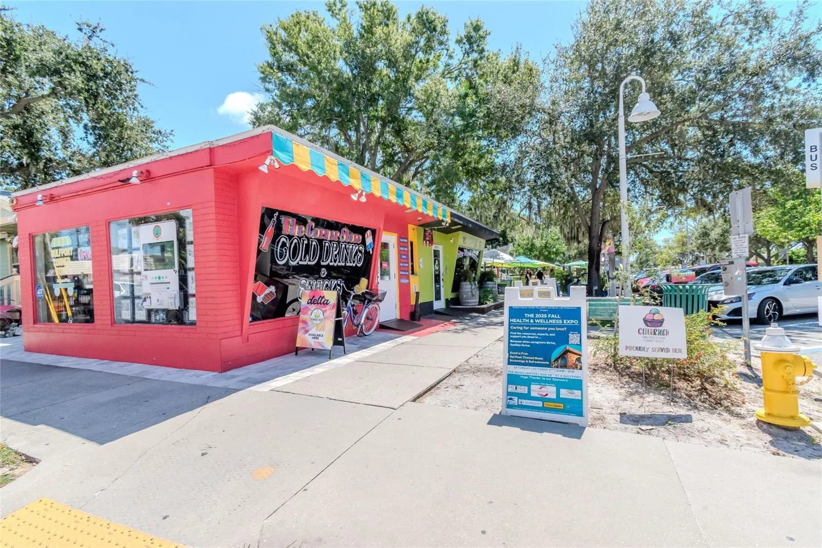 'CORNER STORE" WALKING DISTANCE FROM CONDO TO PICK UP YOUR FAVORITE BEVERAGE OR SNACK.