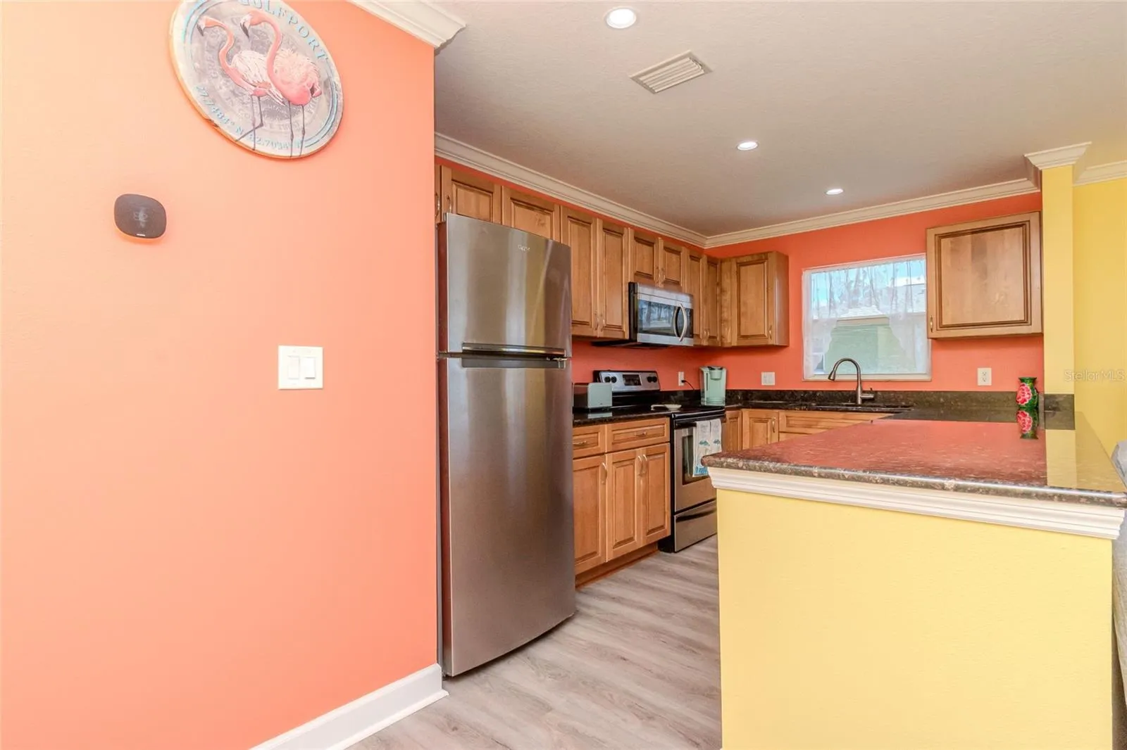 LARGE KITCHEN AREA