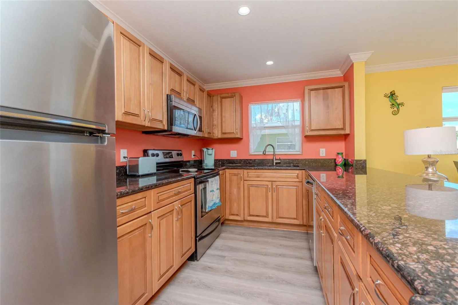 LOTS OF CUPBOARDS IN THE WRAP AROUND KITCHEN