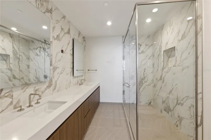 Dual sinks &amp; walk-in shower