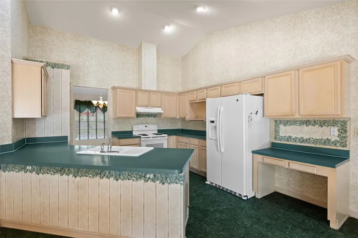 Kitchen peninsula and vaulted ceilings