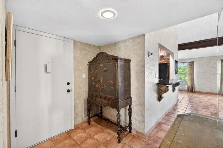 Entry/foyer.