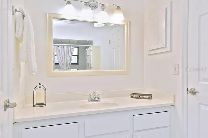 Full Jack n Jill bathroom with shower/tub combo