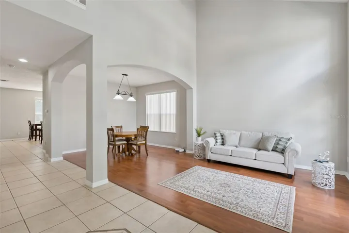 Open, bright and flowing floorplan