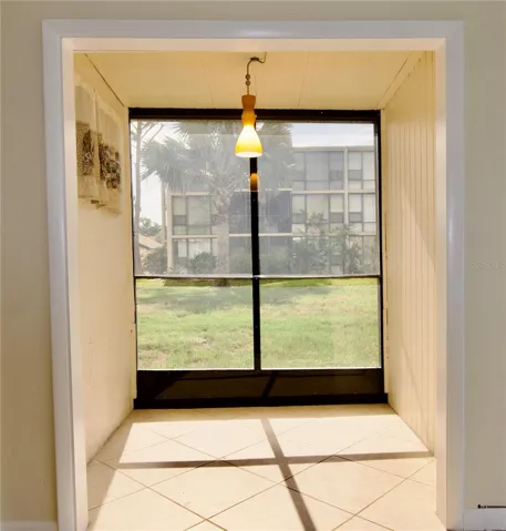 Eat in nook, office space or study.