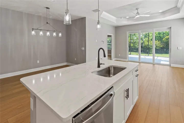 Island with breakfast bar