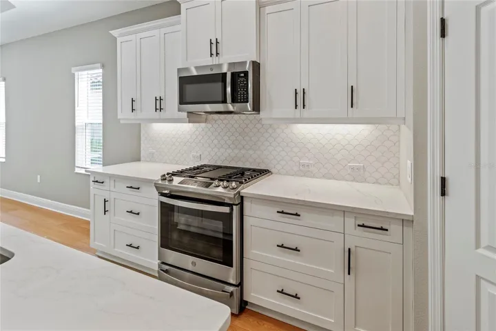 Quartz counters with stainless appliances