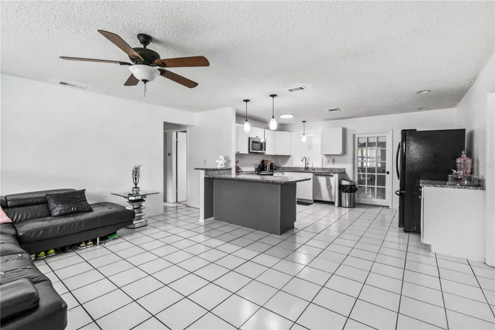 Living room & kitchen 1