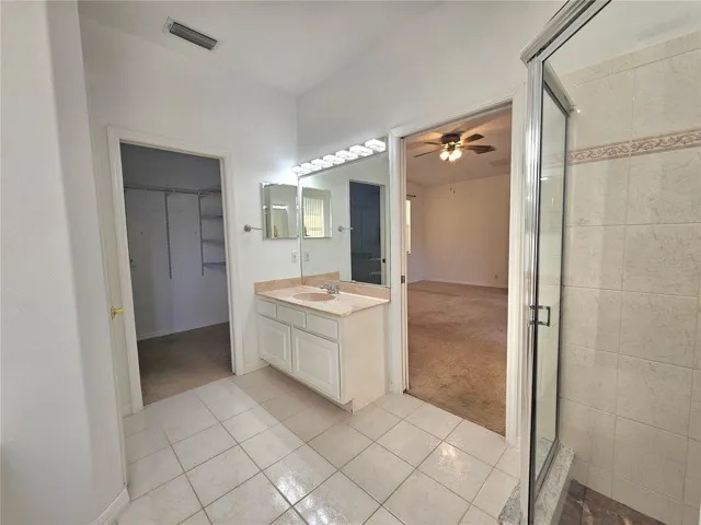 1st floor master bathroom