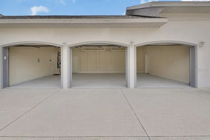 Exterior 3 Garages