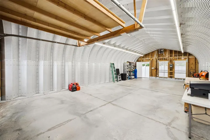 Detached Metal Building/Garage