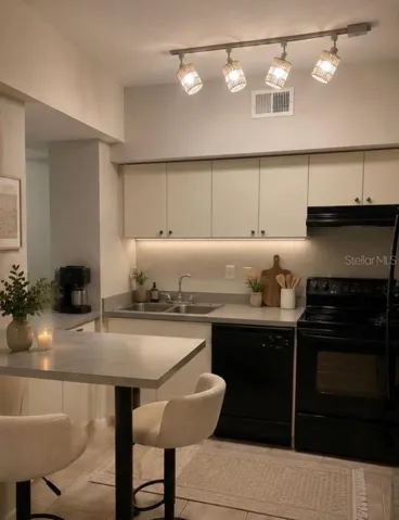 KITCHEN AND BAR