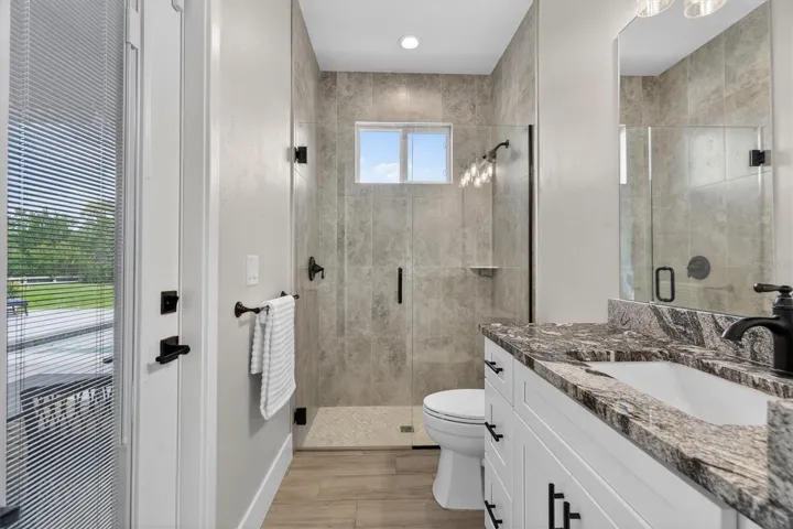 POOL BATH/BATHROOM 3