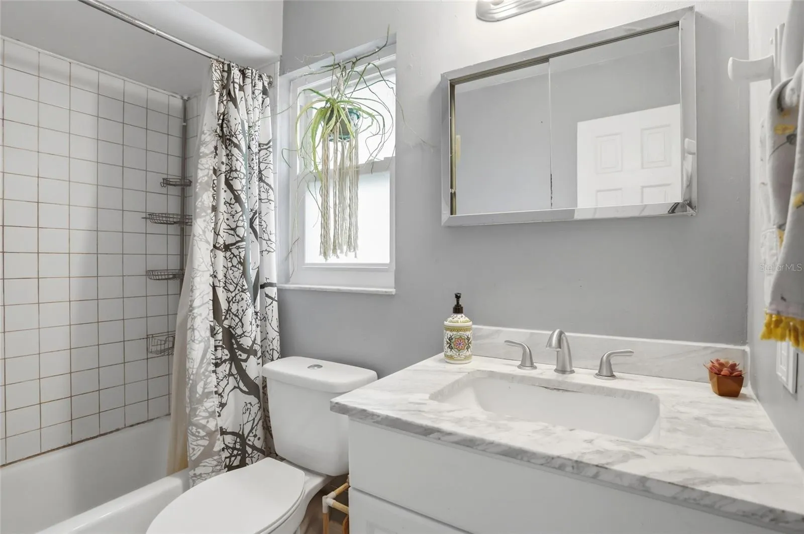 Upstairs full bathroom