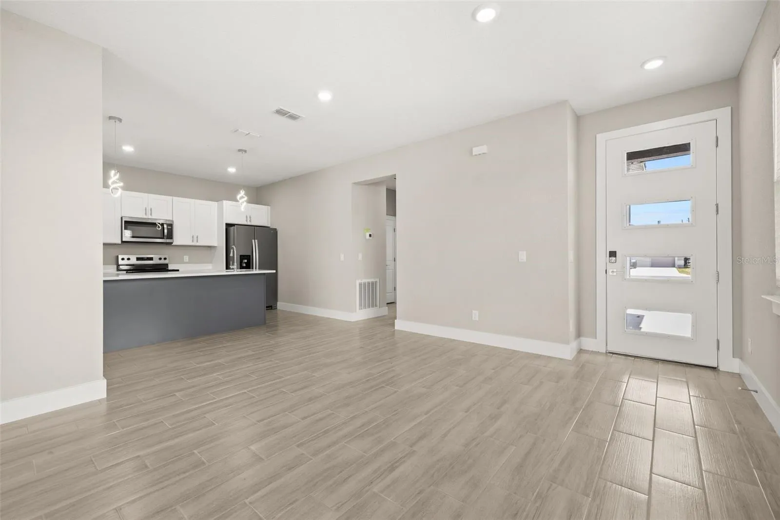 806 Living Room/ Kitchen