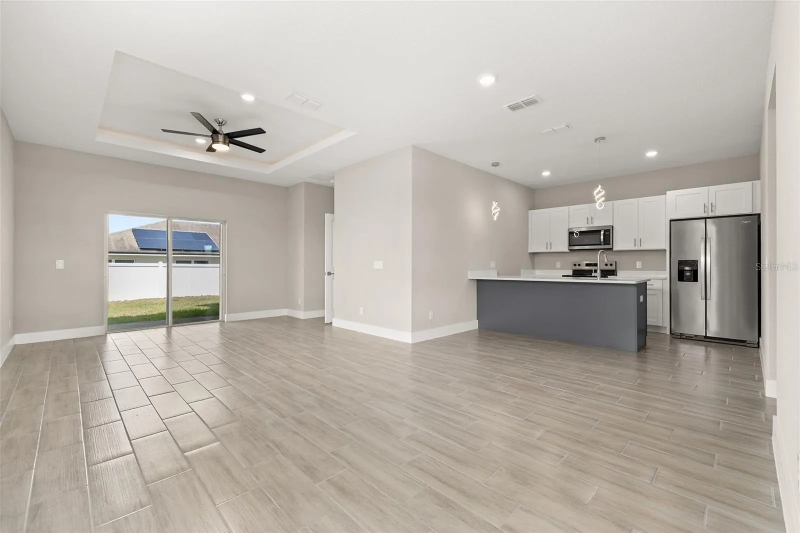 806 Living Room/ Kitchen