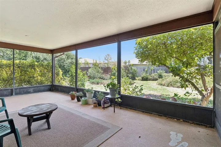 Large Screened in porch