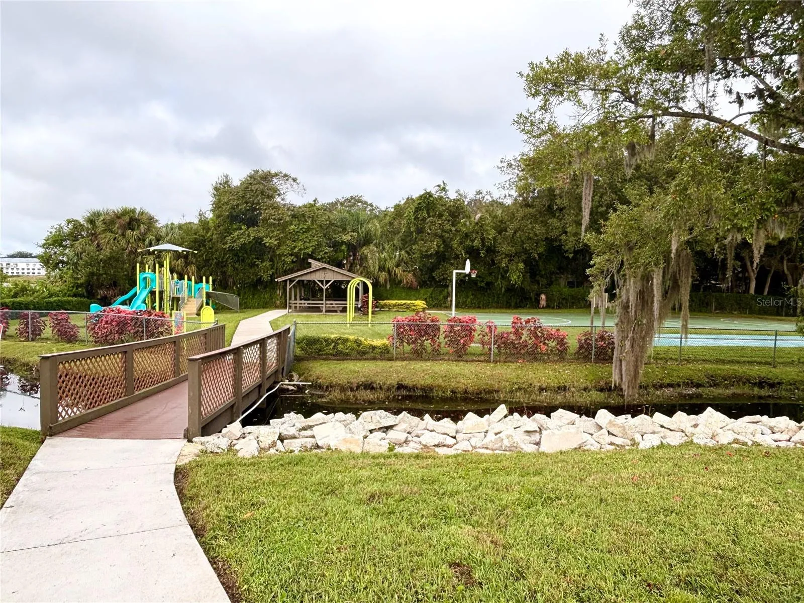 Community Features (Outside Recreational Activities - Playground/Pavilion/Basketball)