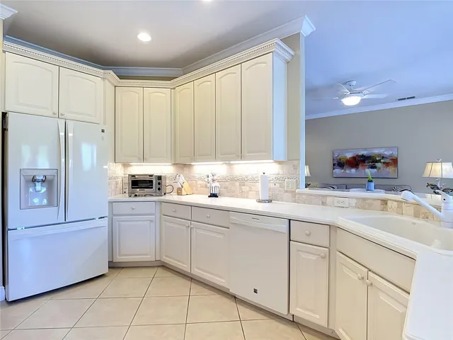 Kitchen: Lots of Counter Space