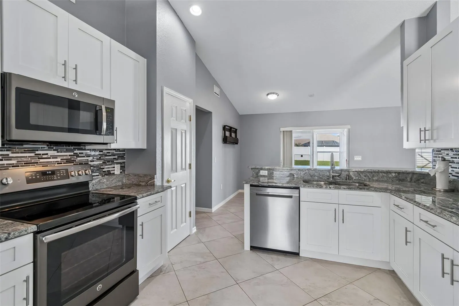 6352 Prominence Point Dr, Lakeland, Florida 33813 — photo 15
