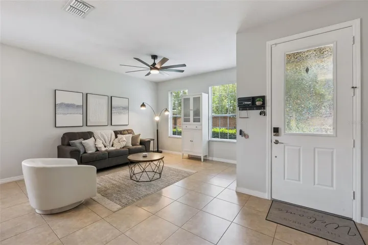 Bright & open flex/living space!