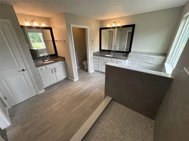 primary en suite, dual vanities, shower and separate tub