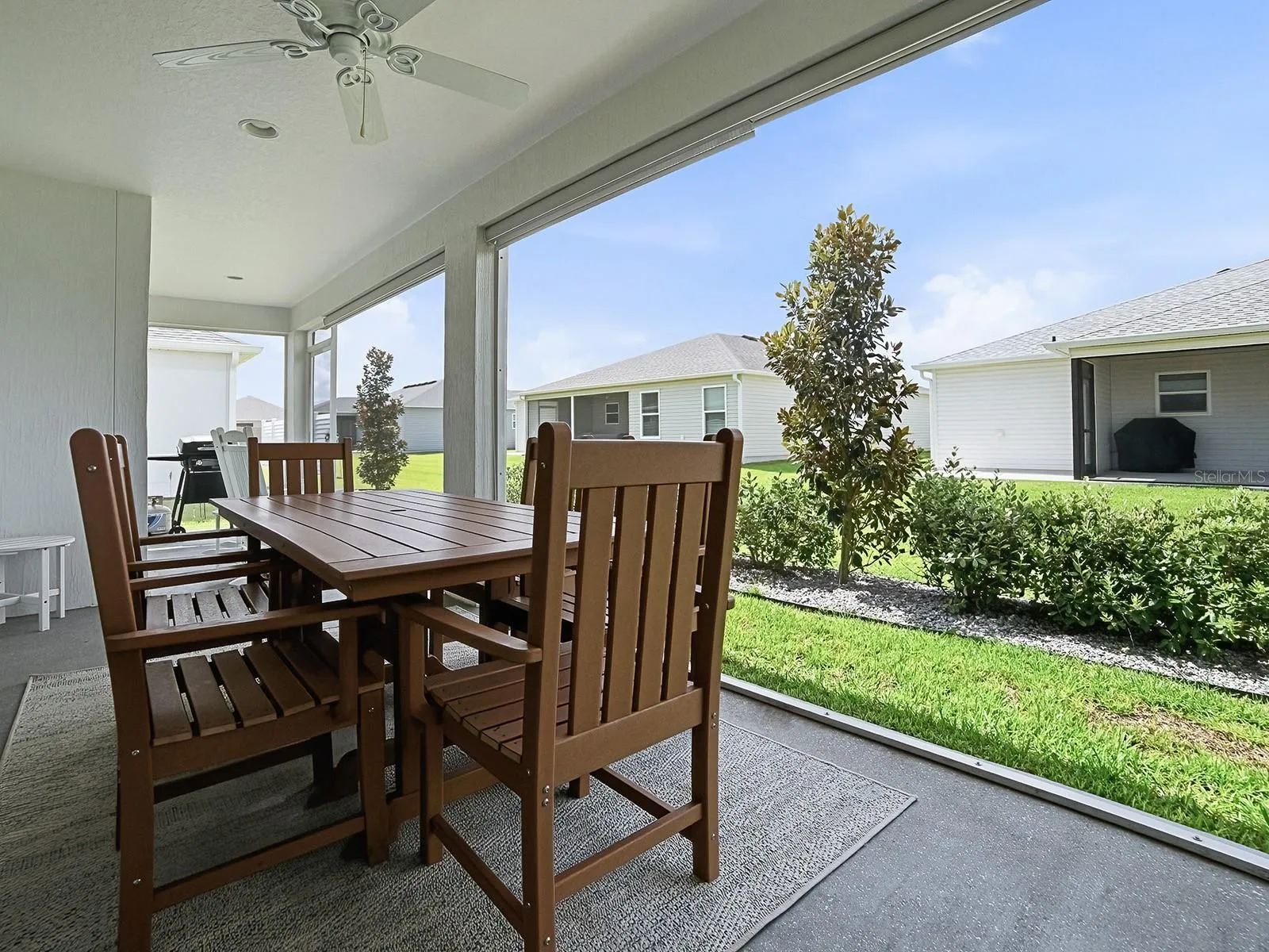 Outdoor Lanai w table and chairs