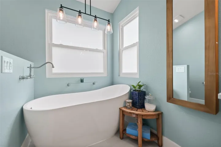 garden tub en suite bathroom