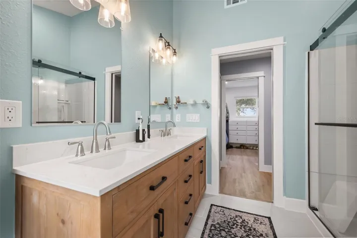 en-suite bathroom angle 2