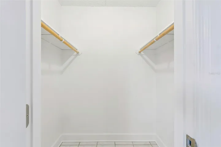 WALK IN CLOSET