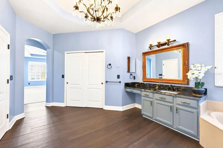 Primary en-suite bath.