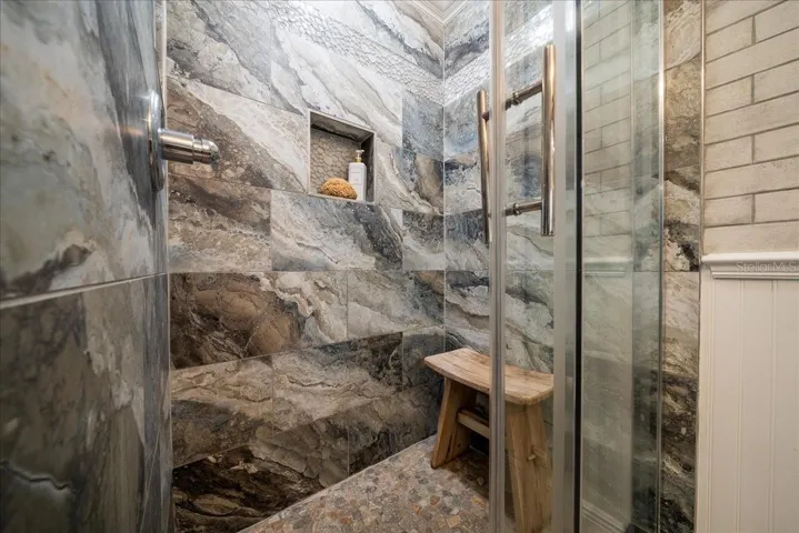 Walk-in shower 2.