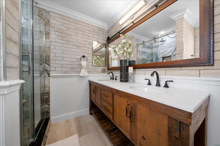 Primary bath sinks