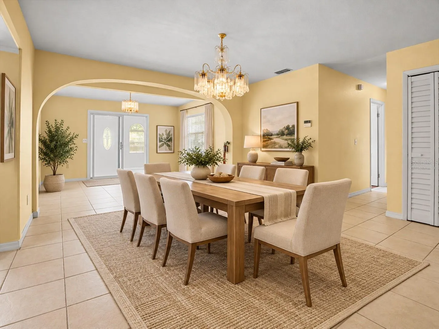 Virtually staged dining rom