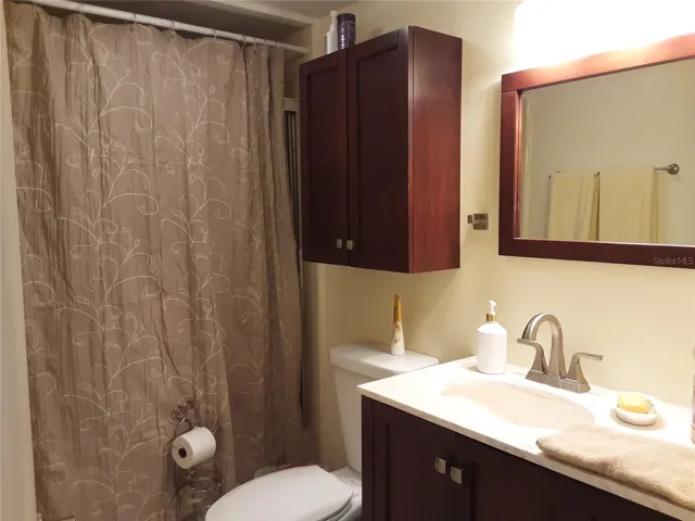Secondary full bathroom