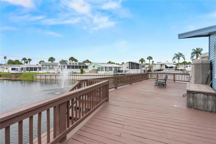 Idyllic canal location with view of the water fountain