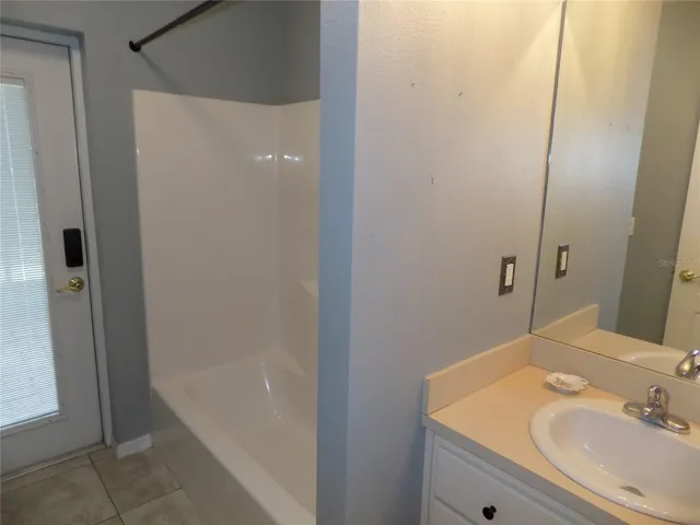 Hall/pool bath