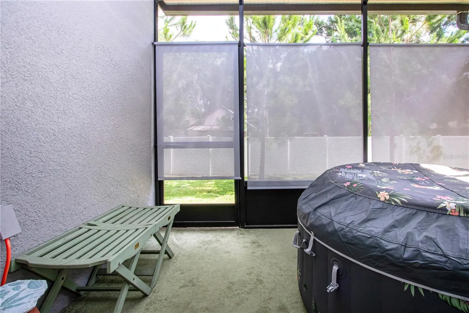 Enclosed Screened-In Lanai with sunshades