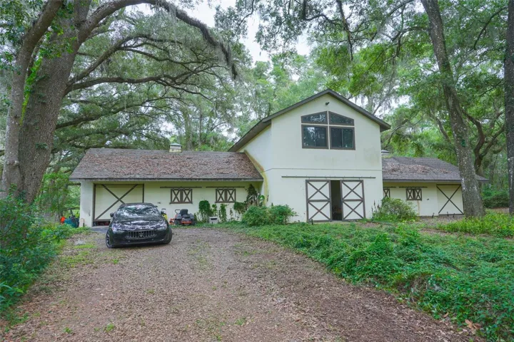 4 Stall Barn With Apartment