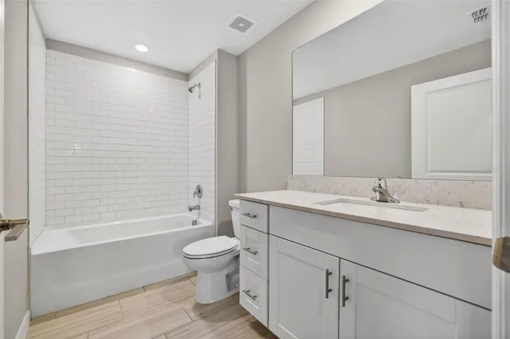 Bathroom 2 with Tub/Shower