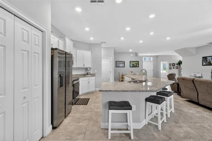 Large breakfast bar ideal for gathering with family and friends.
