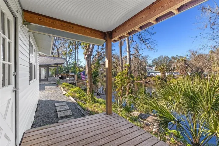 Front porch/deck to Cottage
