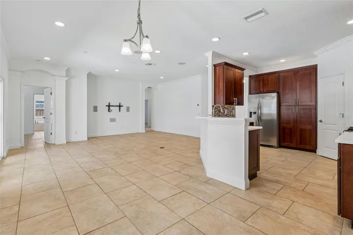 Great/nook/open kitchen with walk in pantry