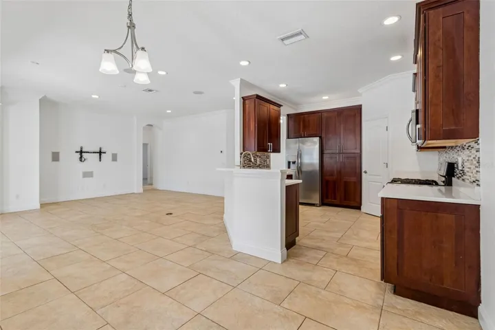Great/nook/open kitchen with walk in pantry
