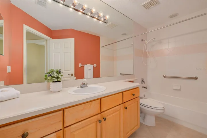 Hall bathroom with tub/shower