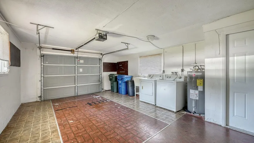 Oversized 1 Car Garage