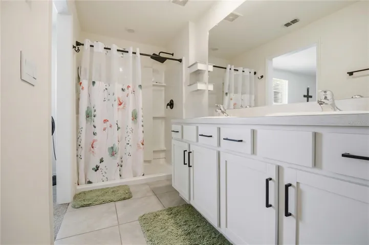 Owner's en-suite with double vanity
