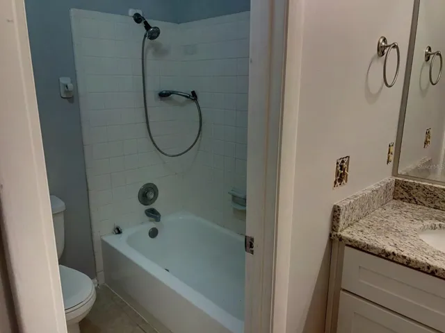 Primary Bathroom with Tub/Show Combo